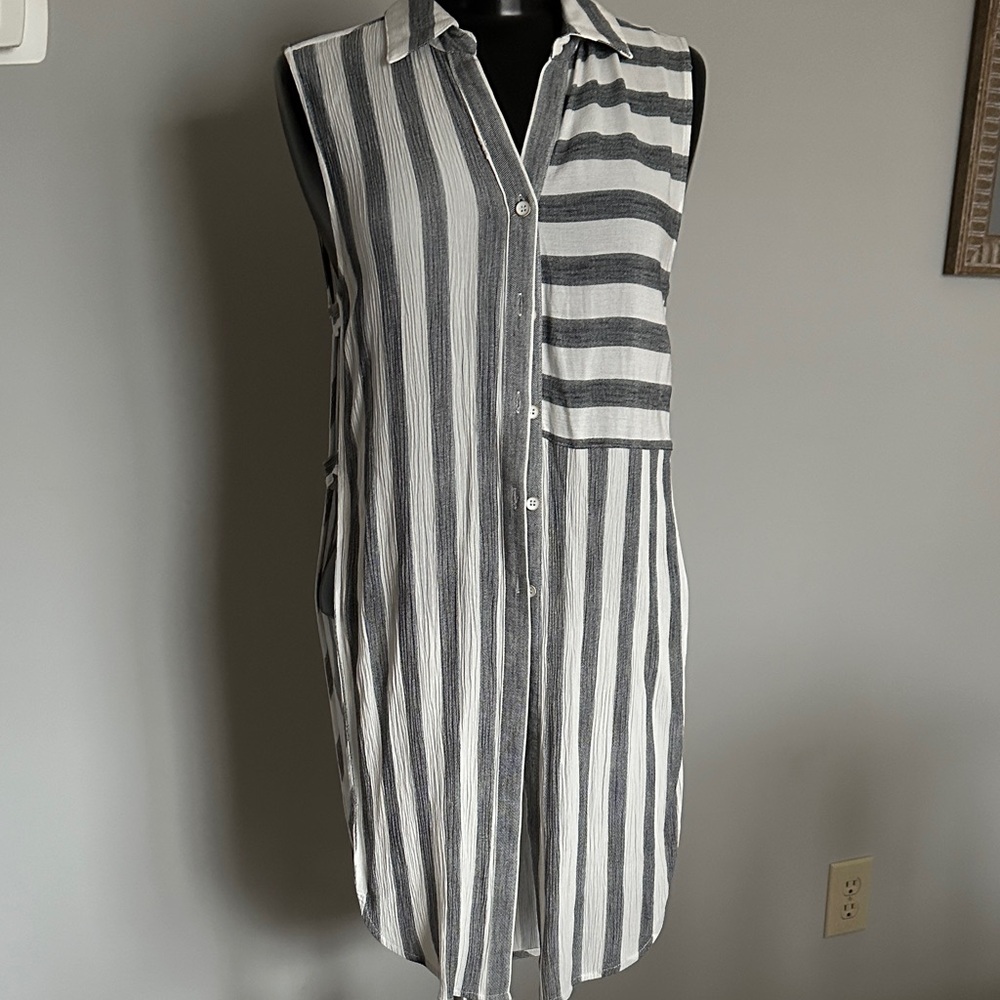 Hem & Thread EUC S long tunic vest in gray & white. Open sides & button front